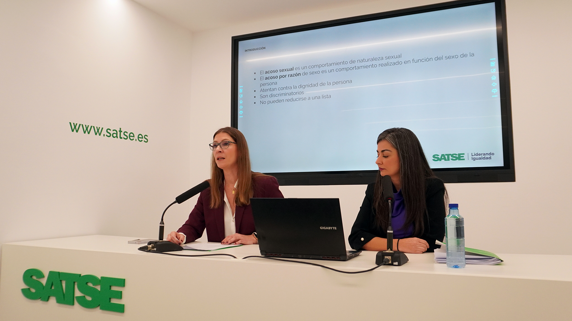 Laura Villaseñor, presidenta de SATSE, junto a Carmen Guerrero, responsable de Igualdad del Sindicato